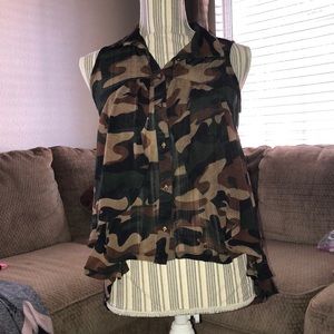 Rue 21 camo high low sleeveless women’s top